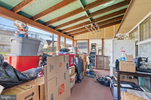 8 INLET RD, Levittown, PA 19057