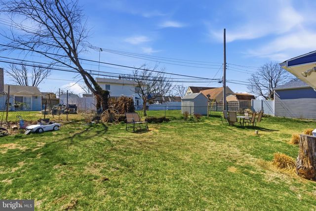 8 INLET RD, Levittown, PA 19057