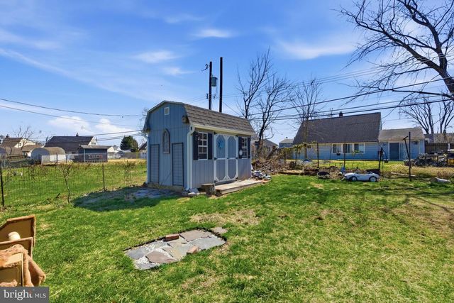 8 INLET RD, Levittown, PA 19057