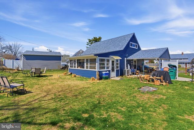 8 INLET RD, Levittown, PA 19057