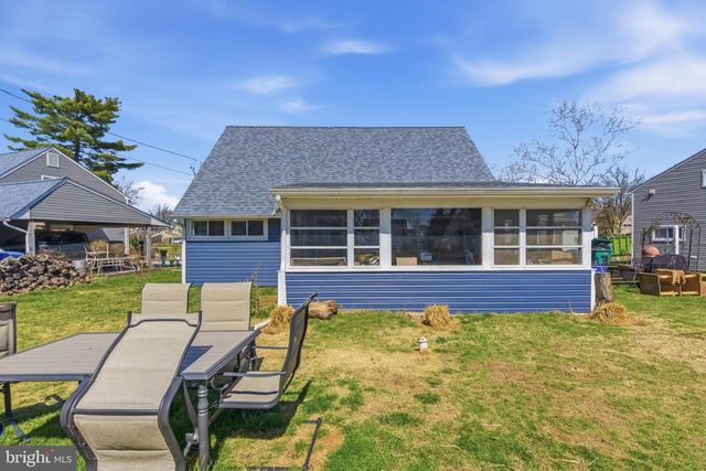 8 INLET RD, Levittown, PA 19057