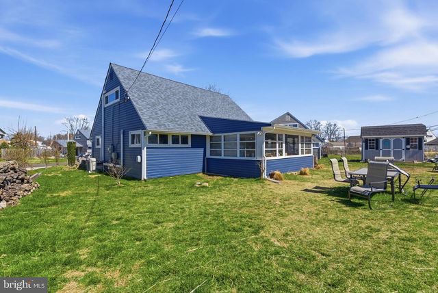 8 INLET RD, Levittown, PA 19057