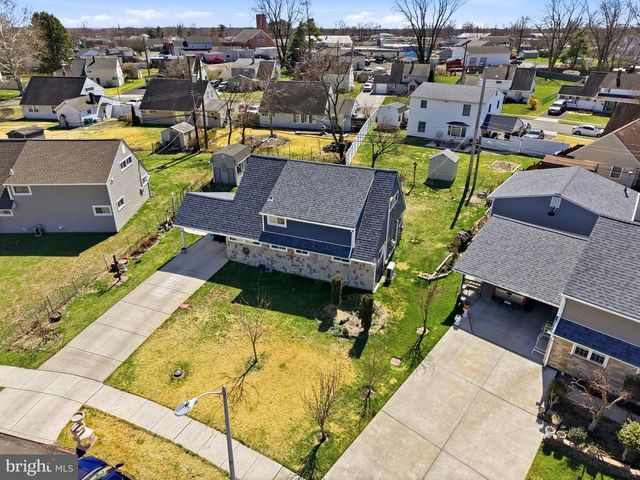 8 INLET RD, Levittown, PA 19057
