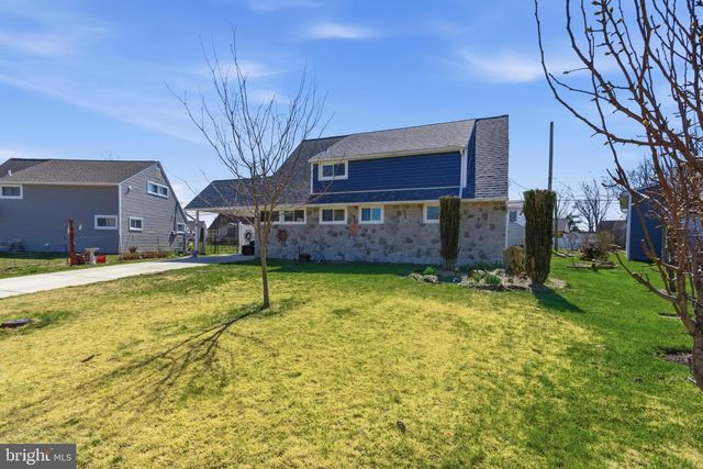 8 INLET RD, Levittown, PA 19057