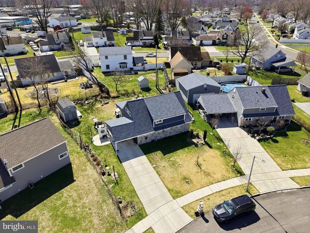 8 INLET RD, Levittown, PA 19057