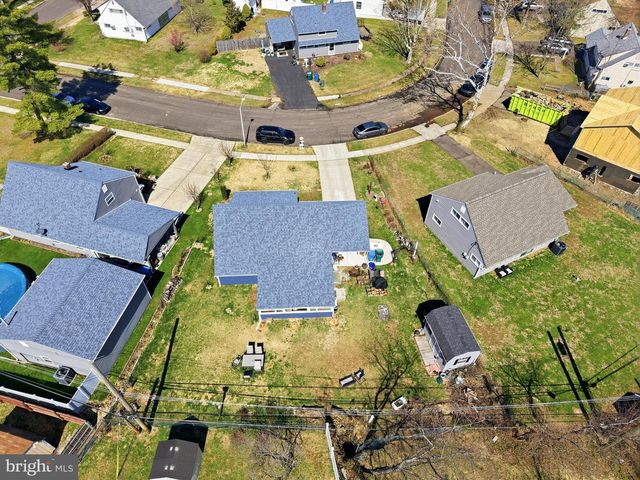 8 INLET RD, Levittown, PA 19057