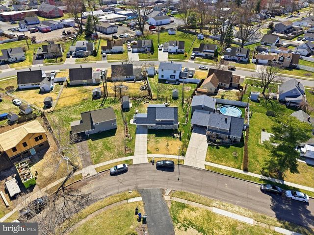 8 INLET RD, Levittown, PA 19057