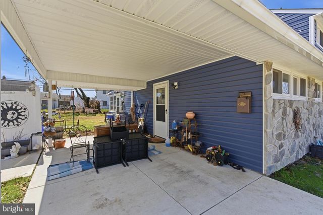 8 INLET RD, Levittown, PA 19057