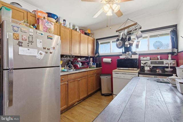 8 INLET RD, Levittown, PA 19057