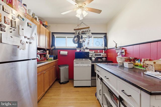 8 INLET RD, Levittown, PA 19057