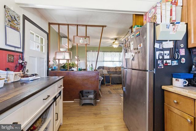 8 INLET RD, Levittown, PA 19057