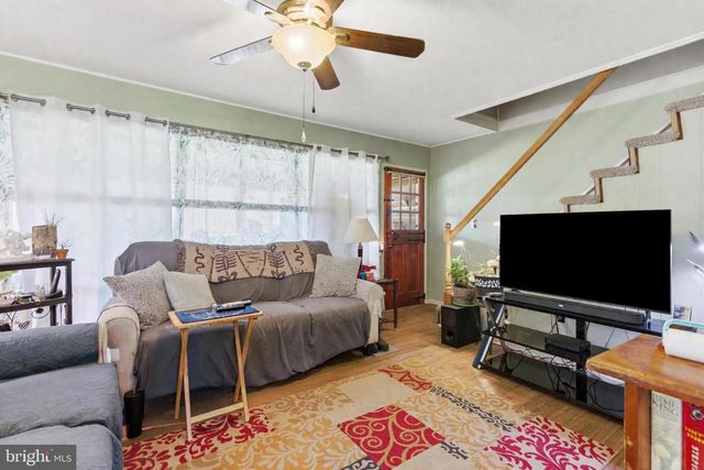 8 INLET RD, Levittown, PA 19057