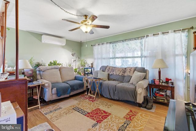 8 INLET RD, Levittown, PA 19057