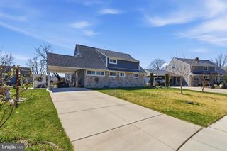 8 INLET RD, Levittown, PA 19057