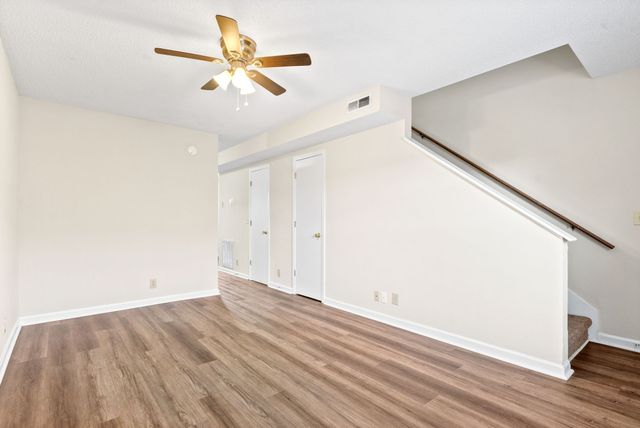 2303 Raleigh Ct Apt 5, Clarksville, TN 37043
