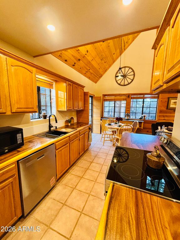 Image 16 of property listing at 2799 APACHE Drive, Happy Jack, AZ 86024