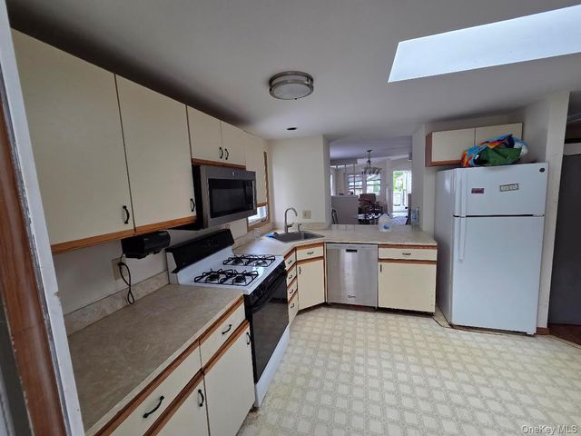 69 Dogwood Lane, Manorville, NY 11949