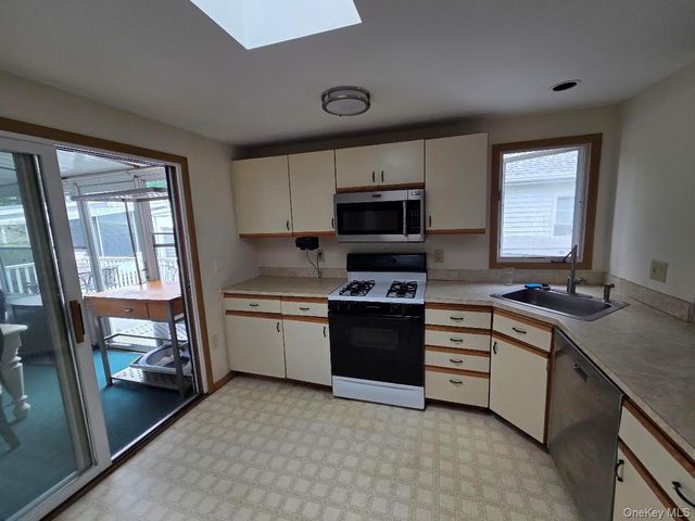 69 Dogwood Lane, Manorville, NY 11949