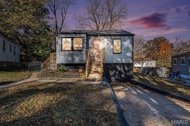 24 Lamar Drive, St Louis, MO 63136