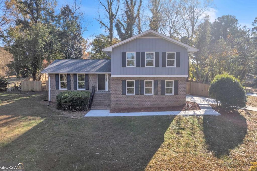 5618 Fern Creek Drive SW, Lilburn, GA 30047