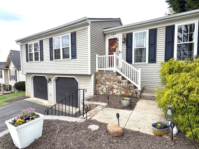 6219 Ashmont DR, Roanoke, VA 24018