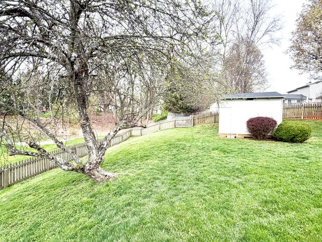 6219 Ashmont DR, Roanoke, VA 24018