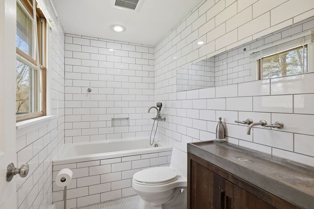 138 West St, Easthampton, MA 01027