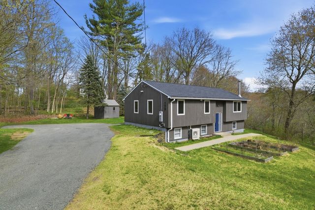 138 West St, Easthampton, MA 01027