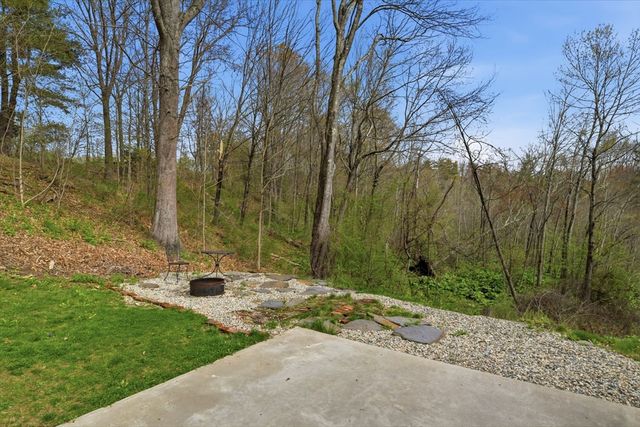 138 West St, Easthampton, MA 01027