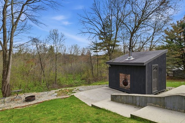 138 West St, Easthampton, MA 01027
