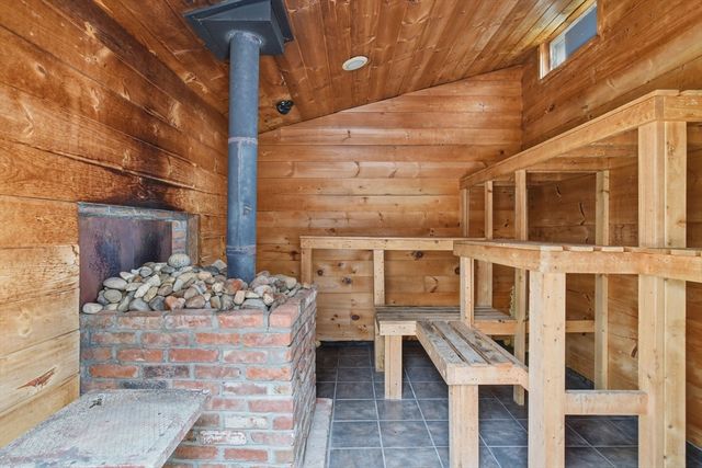 138 West St, Easthampton, MA 01027
