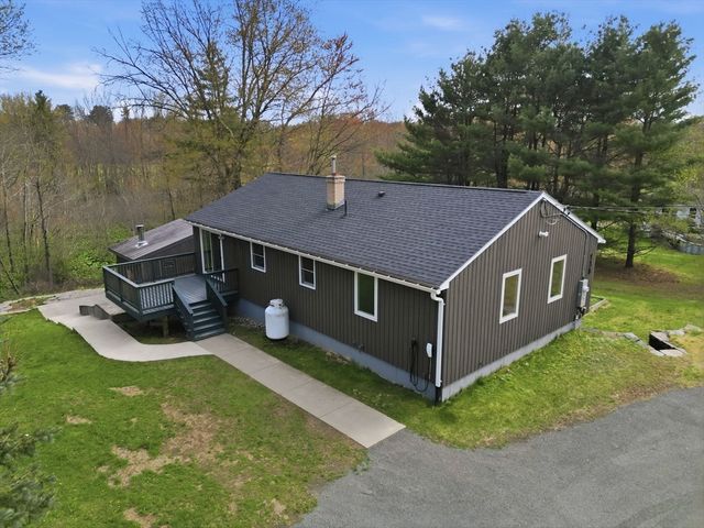 138 West St, Easthampton, MA 01027
