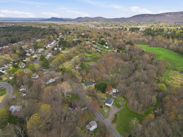 138 West St, Easthampton, MA 01027
