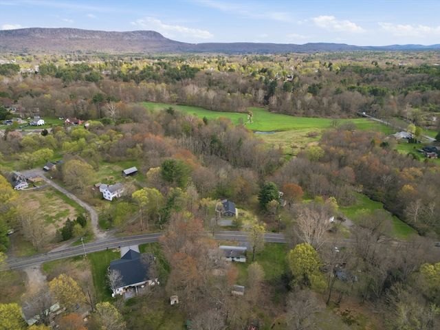 138 West St, Easthampton, MA 01027