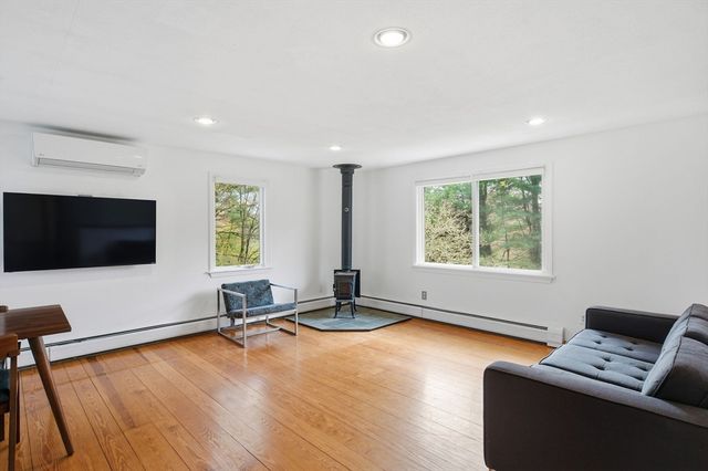 138 West St, Easthampton, MA 01027
