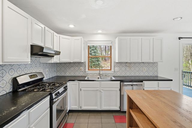 138 West St, Easthampton, MA 01027