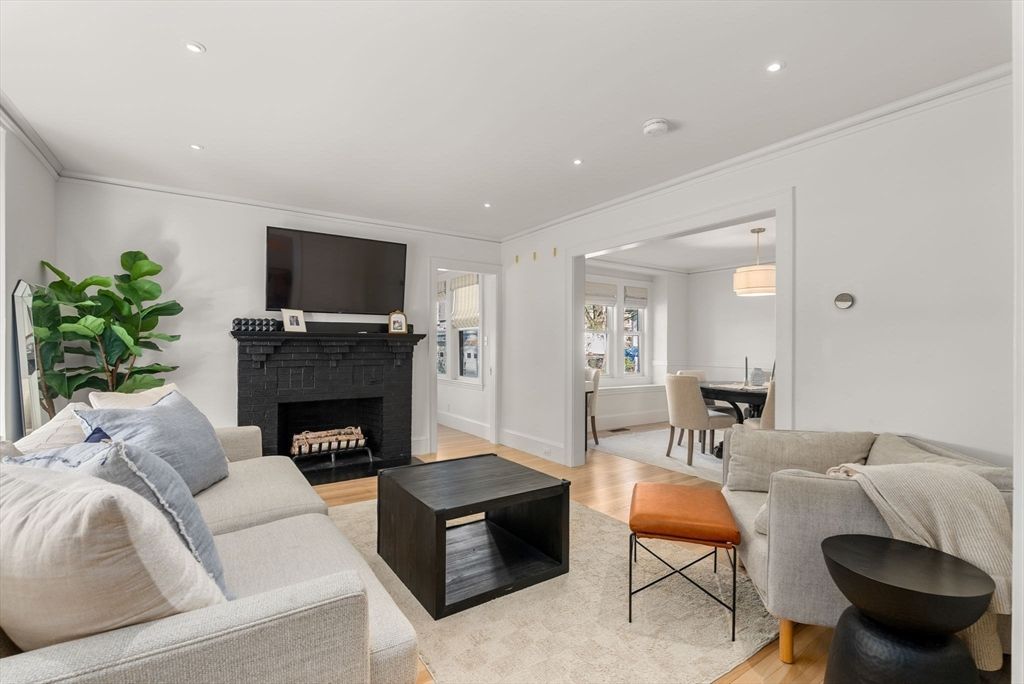 139 Bartlett Street 1, Belmont, MA 02478