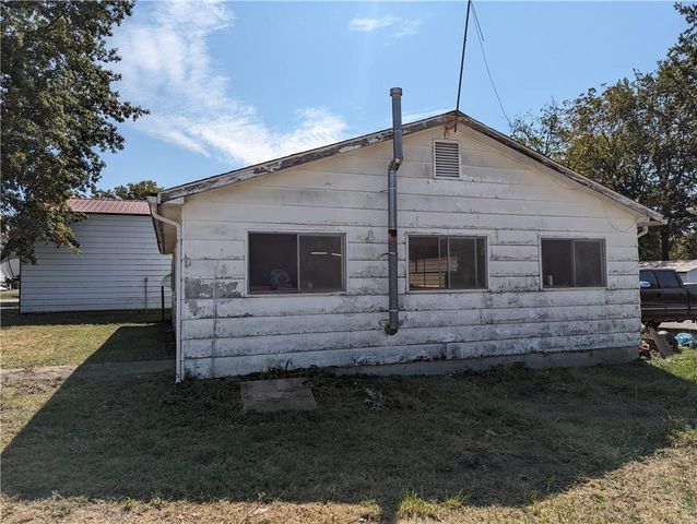 709 W Benton Street, Windsor, MO 65360