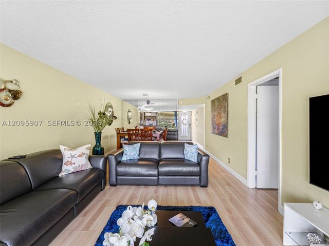 9820 S Hollybrook Lake Dr 208, Pembroke Pines, FL 33025