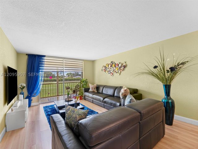 9820 S Hollybrook Lake Dr 208, Pembroke Pines, FL 33025