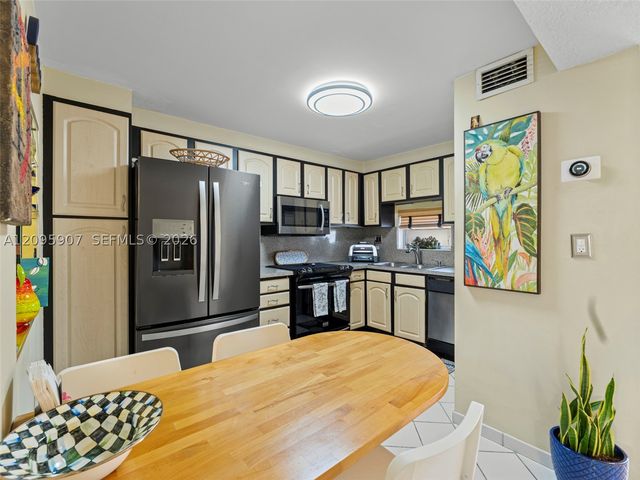 9820 S Hollybrook Lake Dr 208, Pembroke Pines, FL 33025