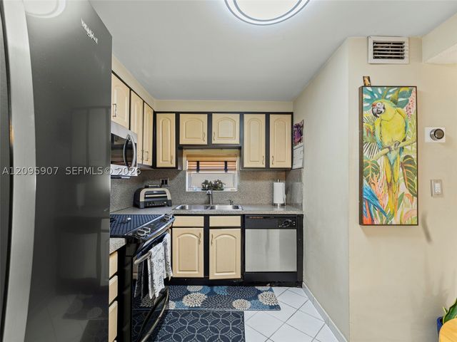 9820 S Hollybrook Lake Dr 208, Pembroke Pines, FL 33025
