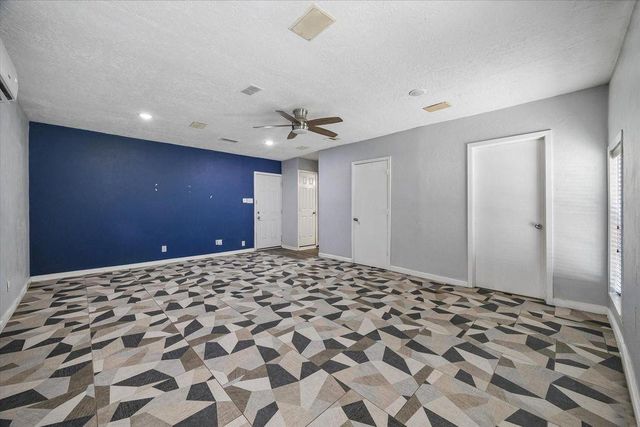 1526 Diplomat Way, Houston, TX 77088