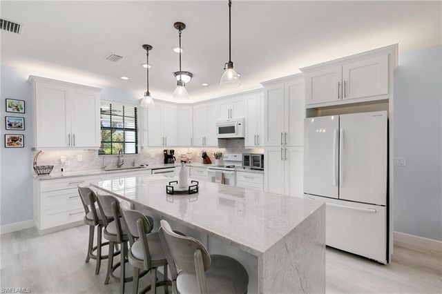 15068 Summit Place CIR, Naples, FL 34119