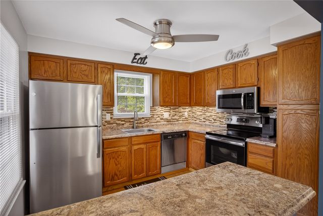 762 Windvue Dr, Robinson Twp, PA 15205