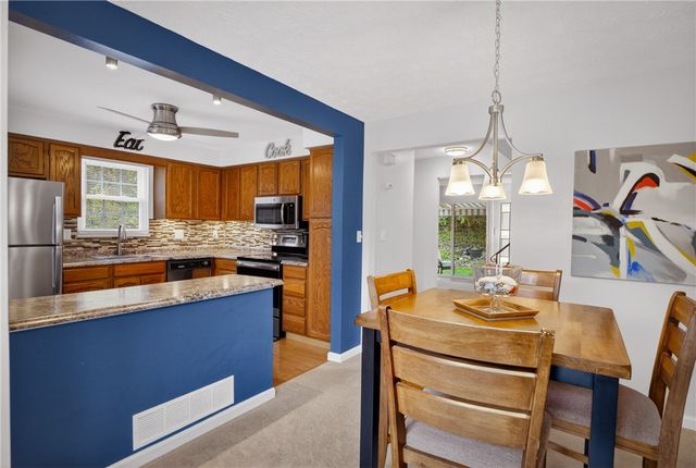 762 Windvue Dr, Robinson Twp, PA 15205