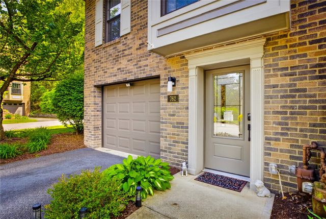 762 Windvue Dr, Robinson Twp, PA 15205