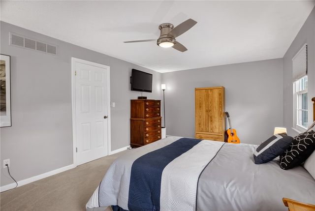 762 Windvue Dr, Robinson Twp, PA 15205