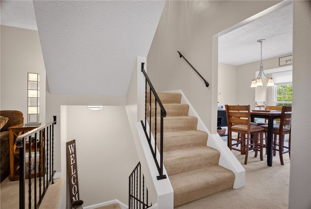 762 Windvue Dr, Robinson Twp, PA 15205