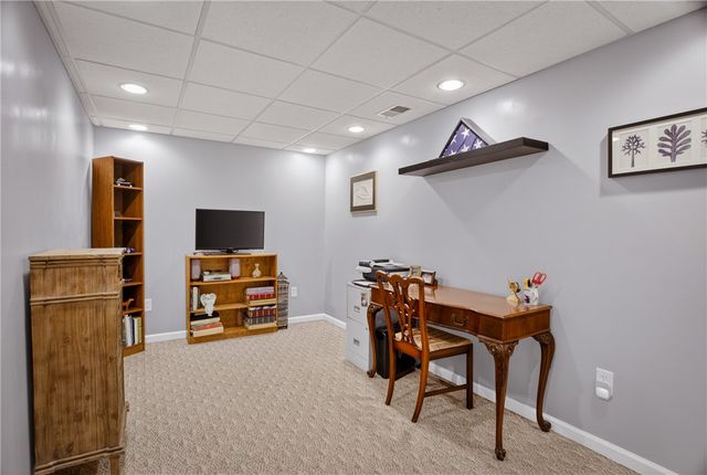 762 Windvue Dr, Robinson Twp, PA 15205